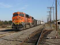 Zwei BNSF Loks schieben einen G�terzug aus 130 Wagen nach. Aufgenommen am 4.12.2007 in Rosenberg.