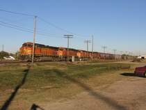 Vier BNSF Loks bespannen am 4.12.2007 einen langen G�terzug, aufgenommen in Rosenberg (bei Houston, Texas).