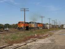 Zugkreuzung in Rosenberg (bei Houston, Texas): Der BNSF Zug links kommt gerade aus Sealy und ist in Richtung Galveston unterwegs. Der G�terzug rechts ist mit der KCS Lok 4590 und der BNSF Lok 7517 bespannt. Er ist auf dem Weg nach Sealy.(4.12.2007)