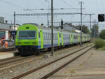 bls - Ausfahrender Regioexpress aus dem Bahnhof von INS in richtung Kerzers , am Schluss der Steuerwagen Bt 50 63 29-37 994 . Bild vom 17.09.2007