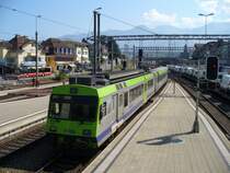 bls - Ausfahrender Regionalzug nach Interlaken Ost aus dem Bahnhof Spiez mit dem RBDe 4/4 565 237-4 am Schluss .. Bild vom 13.09.2007