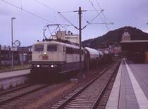 Eine blau-beige 151 durchf�hrt Herrenberg aus Ri.Stuttgart kommend mit einem G�terzug. (1996 (Diascan))