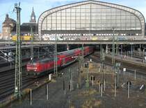 218 433 mit dem RE 21416 als Sandwichgarnitur nach L�beck bei Ausfahrt aus Hamburg Hbf., hinten schiebt 218 435; 04.12.2007
