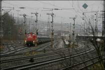 Die 294 790 hat sich nun an die Coilwaggons gesetzt und wartet auf die Abfahrt zum G�terbahnhof. (01.12.07)