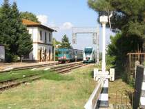 toskanische Nebenbahnromantik in Rigomagno (Zwischen Sinalunga und Sienna) Der Minuetto muss die Kreuzung mit dem 668 abwarten. Dieser rast mit hauptstreckenverd�chtiger Geschwindigkeit durch den kleinen Bahnhof.
