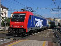 noch einmal die 484 001 SR, wieder mit dem Messzug. Hier in Arezzo 15.07.2004. Man beachte: Wasserkr�ne gibt es in Italien noch!