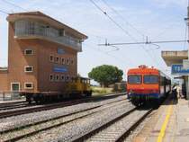 Terentola Cortona. Links eine Rangierlok von RFI. Damals hab ich nicht so genau hingeschaut. �ber den orangen Nahverkehrstriebwagen wei� ich leider nichts zu berichten. In Terentola zweigt die Strecke nach Perugia ab. Bild vom Juli 2004