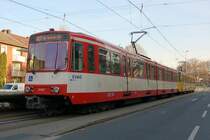 Stra�enbahn der Essener Verkehrs-AG (EVAG) mit der Nummer 5107 mit einem weiteren Triebwagen in aktueller, gelber Farbgebung in Gelsenkirchen an der Schmalhorststra�e. Gesehen am 28.11.2007.