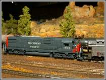 Die betagte ALCO C-630 7805 der Southern Pacific verieht auf der Bergstrecke den Helperservice und schiebt einen schweren G�terzug nach. (06.12.2007)Modell:Atlas