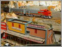 EMD F7A 300 und F7B301 ziehen den Super Chief abseits der normalen Route durch Waterville/New York, wo meine Verwandten, die Eisenhuts, verschiedene Gesch�fte betreiben. Diese Lok war f�r mich immer der Inbegriff amerikanischer Eisenbahnen. (06.12.2007)Modell: Kato
