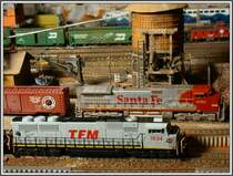 Als Gegenst�ck zu den Reality-Fotos von Dennis Kraus hier wieder mal ein paar Bilder meiner Spur-N Anlage. Im Vordergrund steht die EMD SD-70MAC 1634 der TFM (Transportacion ferroviaria Mexicana) und dahinter wartet die GE C44-9W Dash9 650 der Santa Fe in ihrem ber�hmten Warbonnet Farbdesign. (06.12.2007)Modelle:Kato