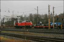 Mit Schrittgeschwindigkeit und aufheulenden Motor beschleunigt die 294 790 ihre 16 Coiltransportwagen Richtung G�terbahnhof. (01.12.07)
