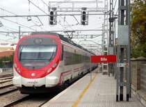 Doppeleinheit BR 463  Civia  verl��t am 04.12.2007 die Station Silla in Richtung Valencia Nord.