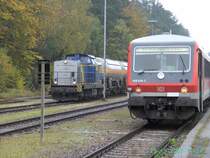 Im Bahnhof Kastl bei Alt�tting die Regionalbahn nach Burghausen und ein G�terzug vom Werk Gendorf mit einer Lok der Mittelweserbahn.
