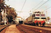 E 633 050 mit einem Schnellzug nach Ventimiglia in San Remo im Juni 1985. 
(Gescanntes Foto)  