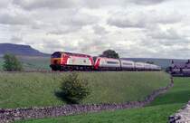 Am 26. Mai 2007 zieht 57310 einen umgeleiteten London Euston-Glasgow Pendolino Richtung Norden bei Selside, Nord Yorkshire. Hinwies: eingescantes Negativ