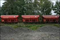 Sch�ttgutwagen eingereiht in einen G�terzug Richtung Hagen. (10.10.07)