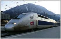 TGV 4416 an seinem ersten Betriebstag in Chur posiert vor dem Hausberg Brambr�esch und ist bereit zur Abfahrt nach Paris-Est.
(15.12.2007)