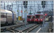 In der westlichen Bahnhofeinfahrt von Chur kreuzen sich R1551 nach Thusis mit Be 4/4 512 und R1550 von Rh�z�ns nach Schiers mit Be 4/4 514. Daneben steht Re 460005-2 mit Armz (PCE) und Salonwagen 100 eines Extrazuges aus Z�rich Flughafen. (15.12.2007)