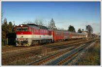 Abschied: Seit dem Fahrplanwechsel kommen keine Taucherbrillen mehr vor den EuRegios zwischen Wien und Bratislava zum Einsatz. Die Aufnahme vom 8.12.2007 zeigt den letzten EuRegio - ER 2527 Carpatia - von Bratislava nach Wien, der mit einer Maschine der BR 754 bespannt war bei der Ausfahrt aus Siebenbrunn-Leopoldsdorf.  