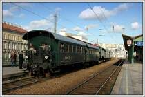 Anl�sslich der Wiederer�ffnung der Wiener Vorortelinie vor 20 Jahren fanden am 8.12.2007 Pendelfahrten zwischen Wien Heiligenstadt und Wien H�tteldorf statt. Zum Einsatz kam 1062 der �BB Nostalgie, die sich in der Mitte des Zugverbandes befand. Die Aufnahme zeigt SR 16764 von Heiligenstadt nach H�tteldorf beim Halt in Ottakring.