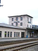 Das Auer Empfangsgeb�ude hat schon bessere Seiten gesehen, 15.12.07