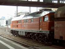 Die 241 449 steht mit einem Leerzug an der Hallensch�rze des Hbf Chemnitz, 15.12.07 Bei Gegenlicht kommen die wuchtige Form und die Sicken in den Seitenw�nden so richtig sch�n zur Geltung
