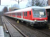 Also, die ALLERletzte Fahrt war es nicht, das Schild stand z. B. im Fenster der 143 als der Zug einfuhr, aber trotzdem kann man von einer �ra sprechen, die da in der Nacht vom 8. auf den 9. Dezember 2007 zu Ende ging, als um 22.54 die letzte RB von Stade in Richtung Hamburg fahren sollte. Bf Stade am 8. Dezember 2007