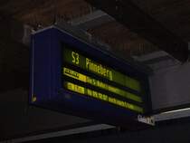 Am n�chsten Tag sollte es losgehen: die Zweistrom-S-Bahn von HH-Neugraben nach Stade, Zugzielanzeiger in Neugraben am Abend des 8. Dezember 2007