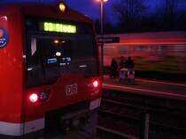 474.3 und DB-Regionalbahn in HH-Neugraben - f�r die S-Bahn der erste Tag, f�r die Regionalbahnen der letzte - sie fuhren an diesem Tag mit Schildern  Meine letzte Fahrt  8. Dezember 2007