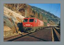 Re 4/4 IV mit EC  Matterhorn  von Brig nach Wiesbaden bei der Durchfahrt in Hohtenn im November 1991. (Gescanntes Foto) 