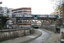 Ein ALn668 �berquert den Irno und die Via Eugenio Caterina in Salerno; 16.12.2007