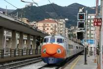 Das nenne ich mal einen freundlichen Zug. Leider hab ich den  Eurostar Italia  nur bei der Einfahrt im Bahnhof Salerno erwischt als ich auf meinen Regionalzug wartete. Auf der freien Strecke, wie an der Rampe nach Torchirara, h�tte er ein sch�neres Bild abgeben. ETR 450 004 von Roma Termini nach Reggio del Calabbria in Salerno, 16.12.2007