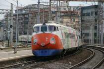 ETR 450 003 hat leider eins aufs N�schen bekommen. Sicherlich f�r das Personal ein �rgerlicher Zwischenfall. Ausfahrt aus Salerno in Richtung Sizilien; 16.12.2007