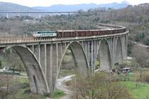 Mit einem freundlichen Gru� an den Fotografen �berquert die Besatzung der E656 mit ihrem G�terzug das Mingardo-Viadukt in Centola; 16.12.2007