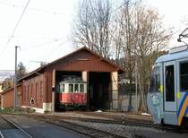 Alt und Neu treffen aufeinander: Beh 2/4 72 und im Lokschuppen BDe 2/4 103. Blonay am 12. Dezember 2007