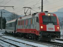 Die Abendd�mmerung am 17.12.2007 hat bereits stark
eingesetzt als der EC 100 bespannt mit der
1216 226 in Micheldorf durchfuhr.
