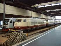 Zwei rundgelutschte 103er stehen im Hauptbahnhof Chemnitz neben einem RS-1 der Citybahn, 15.12.07