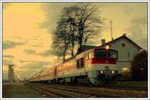 Seit Fahrplanwechsel sind die Taucherbrillen, die die EuRegios zwischen Bratislava und Wien bespannt haben, Geschichte. Das Foto vom 8.12.2007 zeigt den letzten ER, der mit einer Lok der Baureihe 754 bespannt war. ER 2528  Schloss Hof , auf der Fahrt von Wien nach Bratislava bei der Ausfahrt aus Siebenbrunn-Leopoldsdorf. (Mitziehter bei 1/50, 18mm (27 mm KB) und Blende 3,5)

