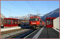 Der RE nach St.Moritz wird durch die Ge 4/4 III 642  Breil/Brigels  bespannt und f�hrt soeben durch Ems Werk. (17.12.2007)