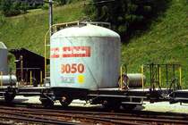 RhB - Uce 8050 am 28.06.1995 in Filisur - Zementsilowagen 2-achsig mit 1 offenen Plattform - �bernahme 21.04.1958 - FFA/MBA - Gewicht 7,90t - Zuladung 15,00t - L�P 7,74m - zul�ssige Geschwindigkeit 65 km/h - �2=10.01.1991 - RhB-Logo in deutsch - Lebenslauf: ex OB1 8050 - 1969 Uce 8050 - 2004 Uc 2050.

