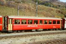 RhB - B 2252 am 22.10.1998 in Scuol - 2.Klasse Umbau-Personenwagen in Leichtstahlbauart f�r Stammnetz und Berninabahn - Baujahr 1913 - SIG/FFA - Fahrzeuggewicht 18,00t - Sitzpl�tze 64 - L�P 16,25m - zul�ssige Geschwindigkeit 90 km/h - �3=19.12.1985 - Logo RhB in italienisch - kleine Klassezahlen, d�nne Betriebsnummer, mit gelbe Kennzeichnung an den Ecken - Lebenslauf: ex B4 1106 - 1929 B4� 1106 - 1956 A4� 1106 - 1962 B4� 2252- 1964 B 2252
