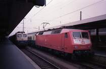 120 128-4 und 141 370-7 in N�rnberg Hbf Februar 1989.