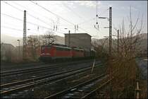 Trotz Gegenlicht gef�llt mir&acute;s irgentwie: 140 848 und eine Schwesterlok durchfahren mit einem schweren Coilzug Richtung Kreuztal. (18.12.07)

