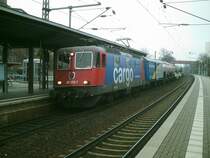 421 375-1 der SBB Cargo, wahrscheinlich in Diensten der MWB,
wie der erste Waggon vermuten lassen k�nnte. Hier bei einem
Signalstop in Peine.