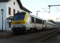Lok 3010 mit Zug bei der Abfahrt im Bahnhof von Wilwerwiltz in Richtung Clervaux am fr�hen Abend des 18.12.07.