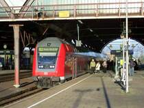 Der RE2 mal anders herrum. Normalerweise f�hrt der Wagenpark in Richtung M�nchengladbach gezogen, hier ist es nicht so. Ein 766.4 Steuerwagen ist an der Spitze, w�hrend 146 005-4 am  Heck  des Zuges h�ngt. 16.12.07