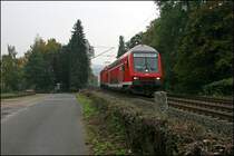 RB56 (RB 39636)  DER ISERLOHNER  nach Hagen, geschoben von der 143 588, f�hrt dem Ziel entgegen. Leider gibt es die RB56 seit dem Planwechsel nicht mehr. Doch f�r mich bleibt er  DER ISERLOHNER ;-), auch wenn der Zug eigentlich als RE16 nun gef�hrt wird.