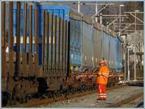 Auch gef�llte Hackschnitzelcontainer befinden sich im abgehenden G�terzug. Der Wagenkontrollbeamte stellt die Bremsrechnung zusammen. Ems Werk, Abfuhr Stallinger. (17.12.2007)