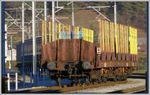 Rundholzwagen der Gattung Laas von Transwaggon verlassen die Stallingerwerke Domat/Ems leer. (17.12.2007)